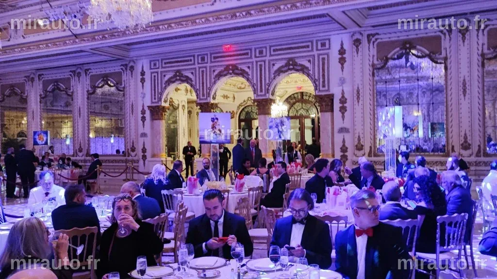 Trump accueille les gagnants d'un concours de cryptomonnaies à Mar-a-Lago, tandis que sa propre monnaie peine à décoller