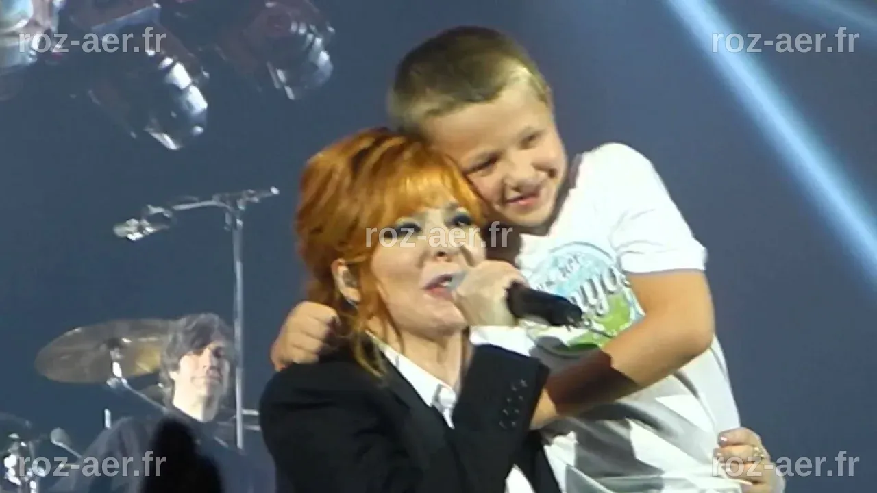 Enfant monté sur scène avec Mylène Farmer le 11 septembre 2013 à Paris ...