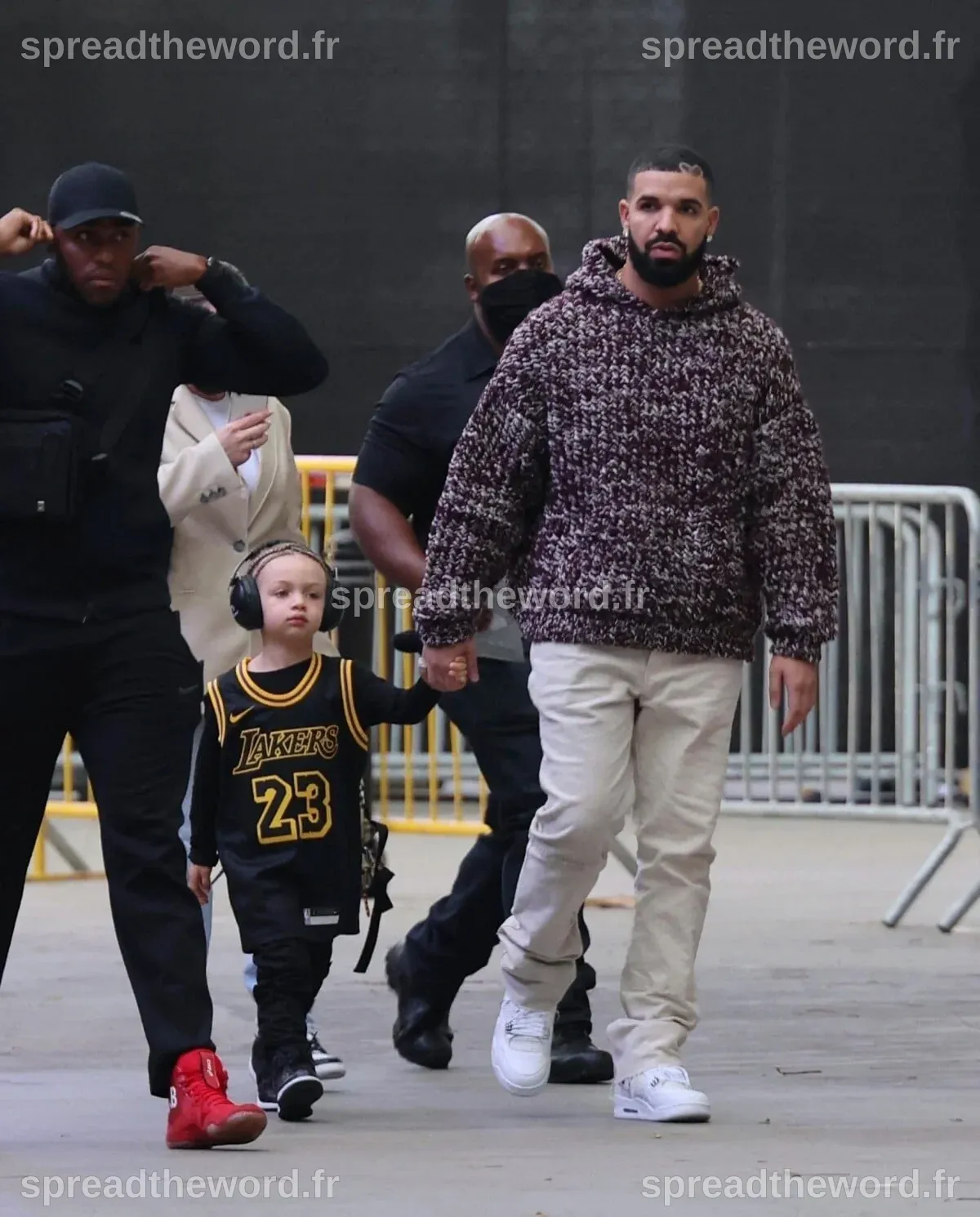 Photo : Drake et son fils Adonis à leur arrivée au Staples Center à Los ...