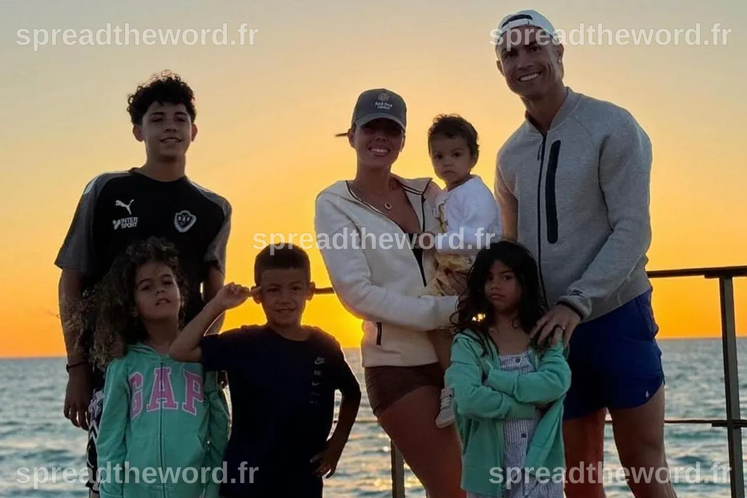 Cristiano Ronaldo Shares Photo with Georgina Rodríguez and Their Kids