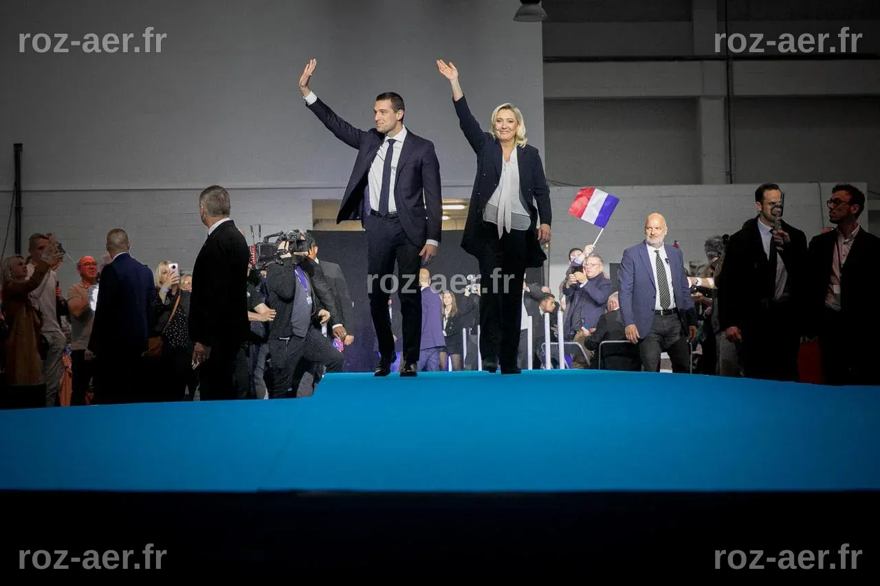 En France, Le Pen trinque aux déboires de Macron