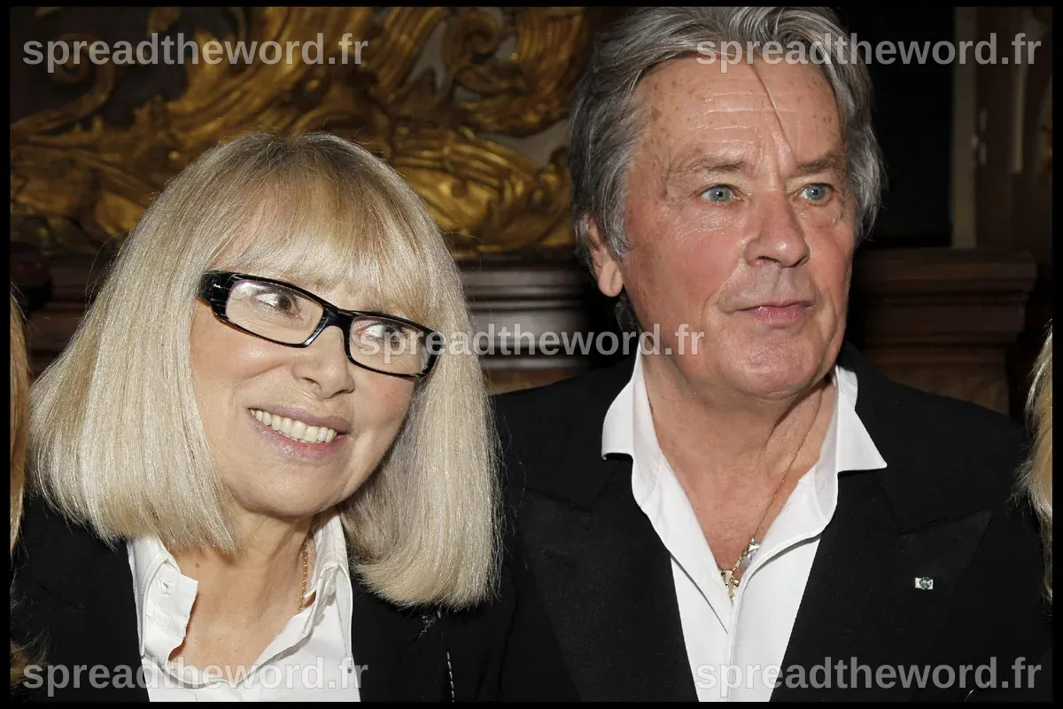 Alain Delon : retour sur les femmes qui ont marqué sa vie (PHOTOS) - Closer