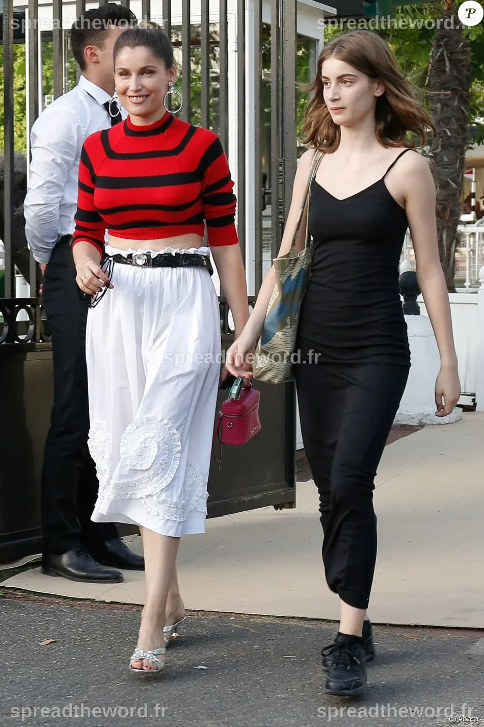 Laetitia Casta et sa fille Sahteene Sednaoui au défilé Miu Miu à Paris ...