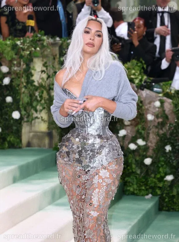 PHOTOS La taille très (très) fine de Kim Kardashian au Met Gala 2024 ...