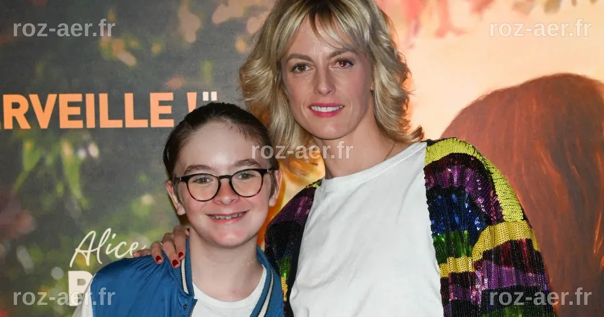 Sara Mortensen et son fils au photocall de l'avant-première du film C ...