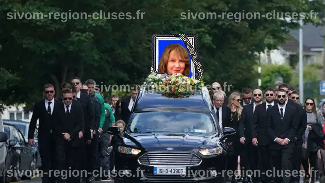 Il y a une heure, une longue file de fans se présentait aux obsèques de ...