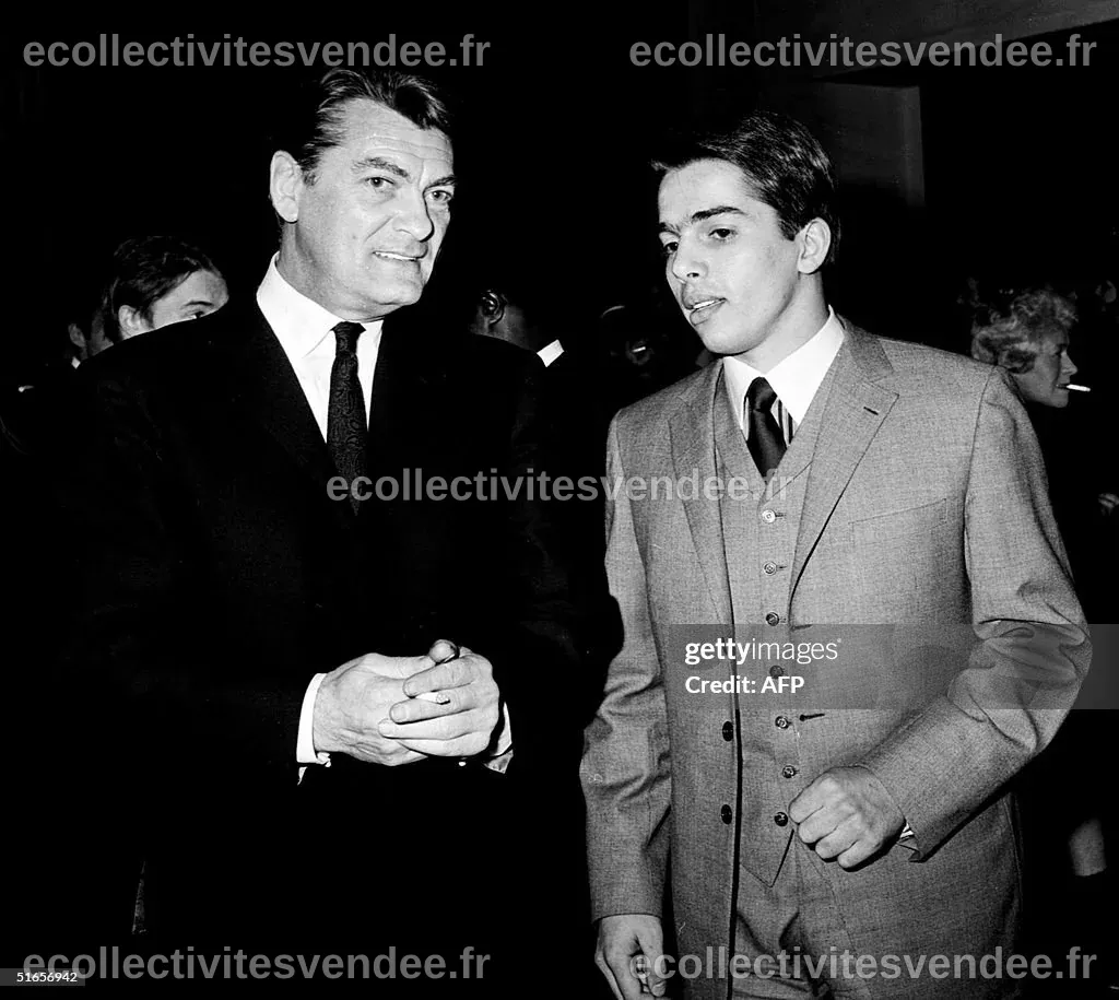 L'acteur Jean Marais et son fils Serge, a Paris le 22 avril 1964 ...