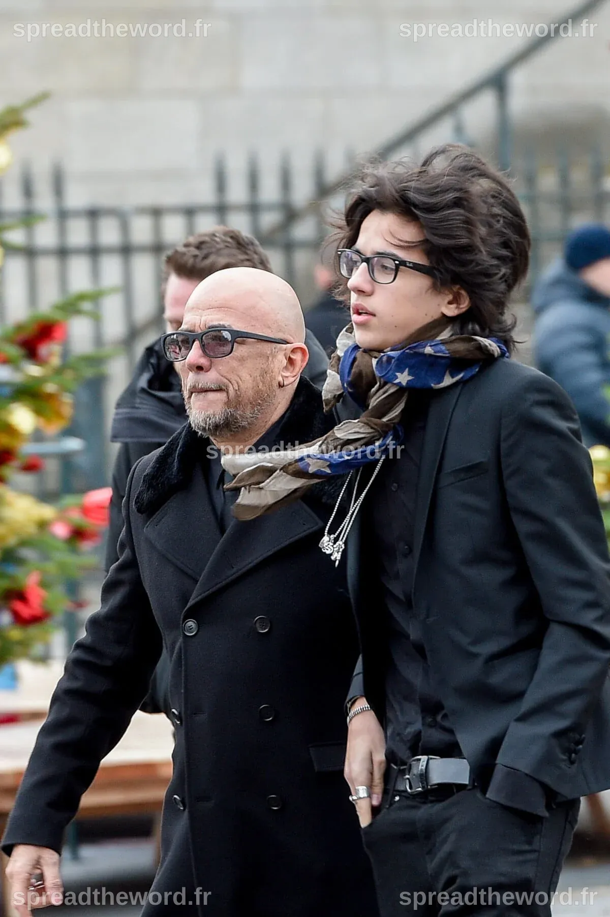 Photo : Pascal Obispo et son fils Sean - Sorties de l'église de la ...